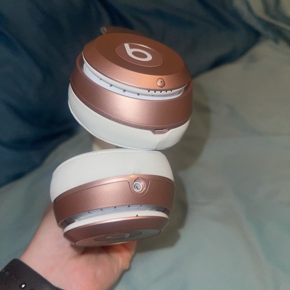 Rose Gold Bluetooth Beats Headphones - Picture 5 of 6